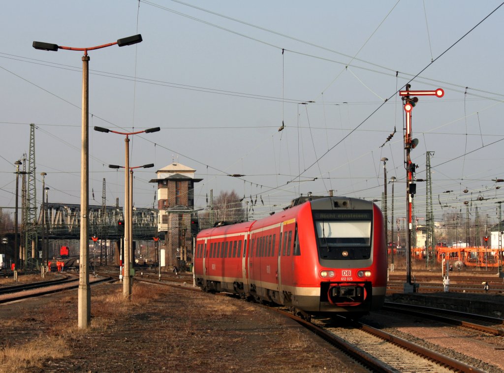 612 025 erreicht als RE3673 Erfurt - Zwickau seinen Endbahnhof, 06.03.2012.