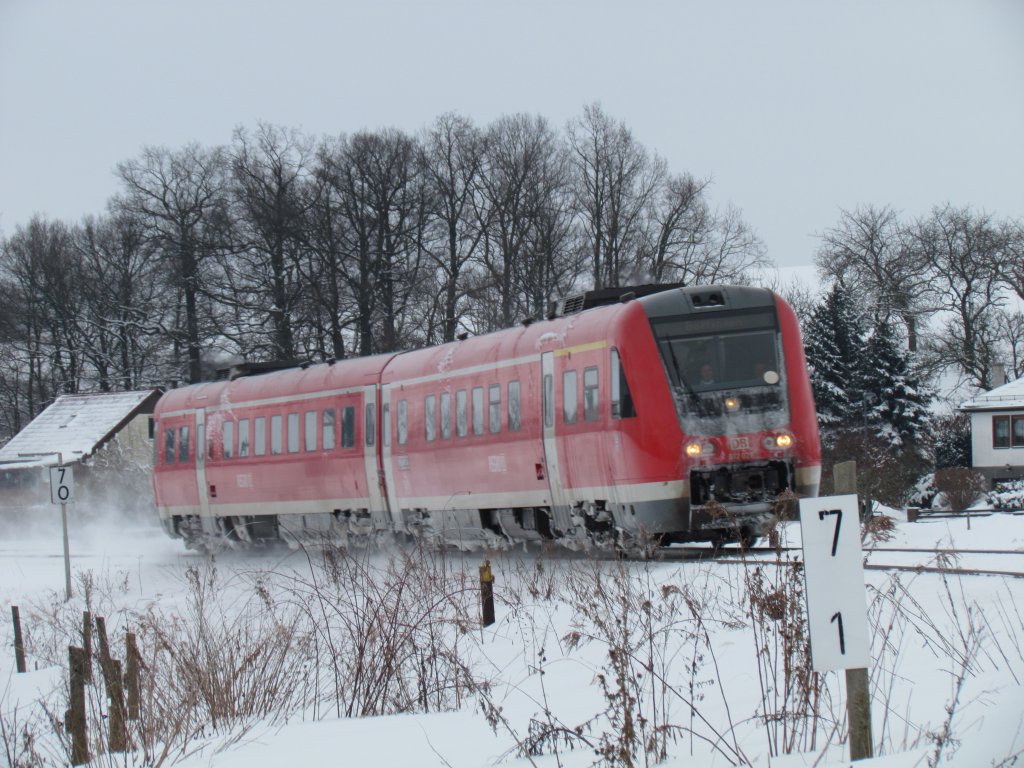 612 028/528 fuhr am 26.12.2010 mit einem RE nach Gttingen durch den Ort Grostbnitz(bei Schmlln), an der KBS 540. Kurioserweise verkehrte er nur einteilig, und in der Fahrplanlage des Erfurter Zuges der kurz darauf ebenfalls in diese Richtung kam.