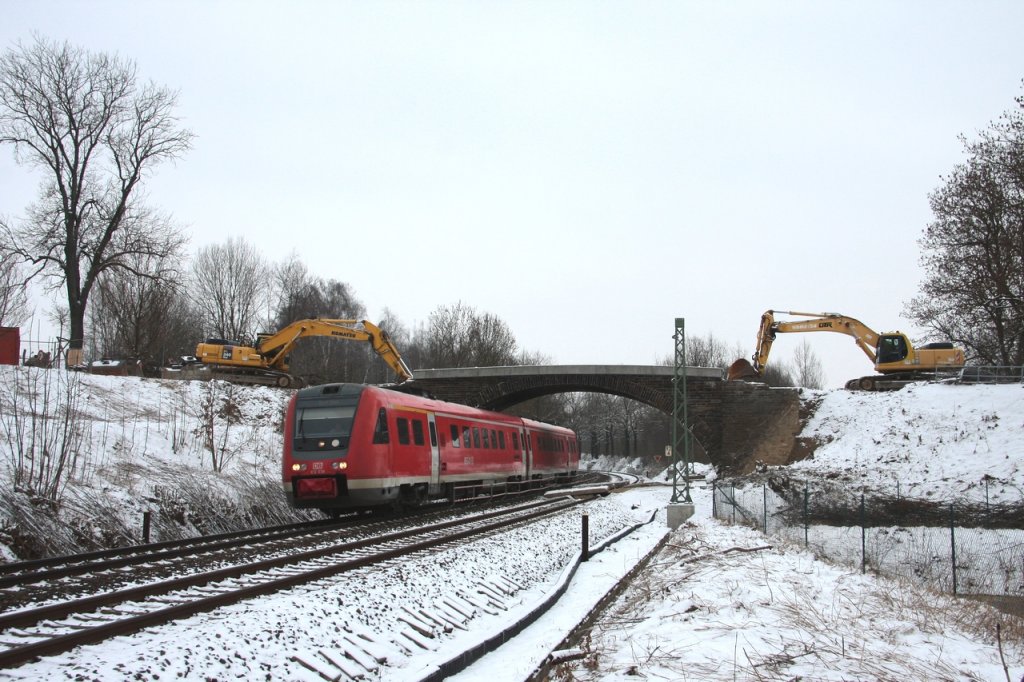 612 038.538 als IRE3090 bei Reichenbach am 20.02.2011, die Obermylauer Brcke im Hintergrund wird in der Nacht vom 20. zum 21.02.2011 abgerissen da sie der Elektrifizierung nach Hof im Weg steht.