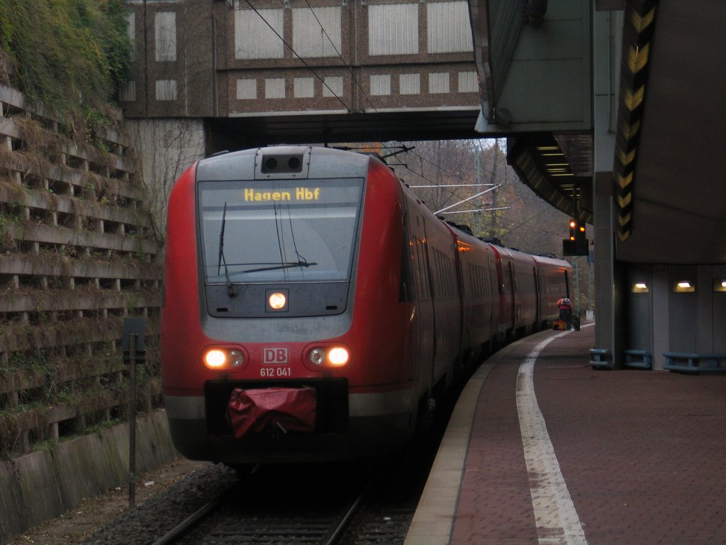 612 041 Richtung Hagen kurz vor der Ausfahrt aus dem Bahnhof Kassel-Wilhelmshhe am 12.11.2011.