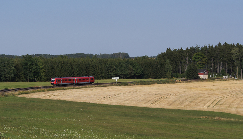 612 059 von DB Regio hat aus Richtung Plauen oberer Bahnhof den B Drochaus bei Kilometer 129,6 passiert.

Mit ausgeschalteter Neigetechnik geht es auf der Franken - Sachsen Magistrale weiter in Richtung Hof.
Bahnstrecke 6362 Leipzig - Hof
14.08.2012