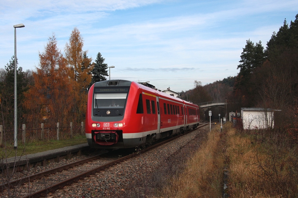 612 062/562 durchfhrt als RE3643 (Gera - Regensburg) den Hp Hohenleuben am 10.11.2010.