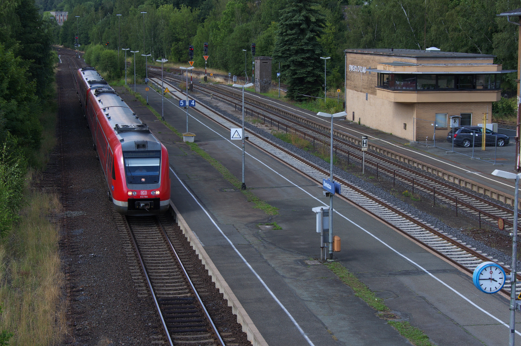 612 064 und weiterer 612er unterwegs als RE Hof - Regensburg bei der Durchfahrt des Keilbahnhofes Oberkotzau. Rechts vom Stellwerk mndet die Strecke aus Selb-Stadt ein.  Die Strecke nach Eger (Cheb) ist unterbrochen, es gibt aber Bestrebungen die Lcke wieder zu schlieen.
Die Zge auf dieser Strecke fahren von Hof ber Oberkotzau bis Selb-Stadt.

Das Bahnhofsgebude in Oberkotzau ist stark heruntergekommen obwohl es unter Denkmalschutz steht. Das Gebude hatte mal ein sehr schnes Vordach aus Holz, das aber durch Schneelasten zusammenbrach. Der  Frderverein Bahnhof Oberkotzau  ist seit 1.Oktober 2012 Eigentmer des Bahnhofs und erstellt ein Sanierungskonzept.

Die Bahnsteiggleise 5-4 werden von haltenden Zgen angefahren, Gleis 3 wird benutzt von durchfahrenden Zgen aus Richtung Weiden. Die Zge von und nach Selb halten auf Gleis 2. Gleis 1 ist ein Stumpfgleis. Zurck gebaut wurde ein Gleis aus Selb und das Gleis 6 an der Strecke nach Lichtenfels-Bamberg.

In Richtung Hof war dem Bahnhof Oberkotzau ein Rangierbahnhof vorgelagert. Von dort lag frher ein drittes Gleis bis nach Hof.
Dies werden wir beim nchsten Vogtland Besuch mal auskundschaften. 05.08.2012