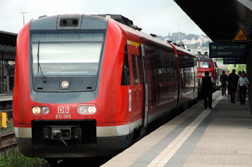 612 065 als RE nach Wrzburg Hbf am 23.05.2010 kurz vor der Abfahrt aus Hof Hbf.