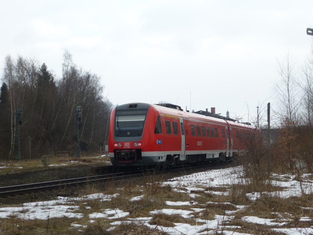 612 065 durchfährt hier als RE nach Würzburg den Bahnhof von Oberkotzau.
Aufgenommen am 27.03.2013