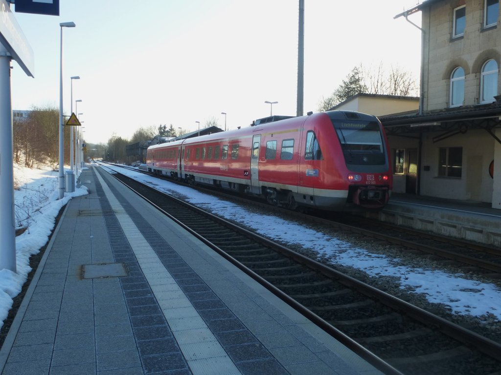 612 065 steht mit RE von Hof HBf nach Lichtenfels in Schwarzenbach an der Saale zur Weiterfahrt bereit. Das Foto wurde am 05.03.13 geschossen.