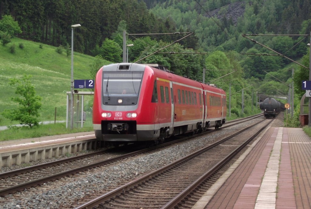 612 066 durchfhrt am 22. Mai 2011 als RB nach Saalfeld den Haltepunkt Marktglitz.