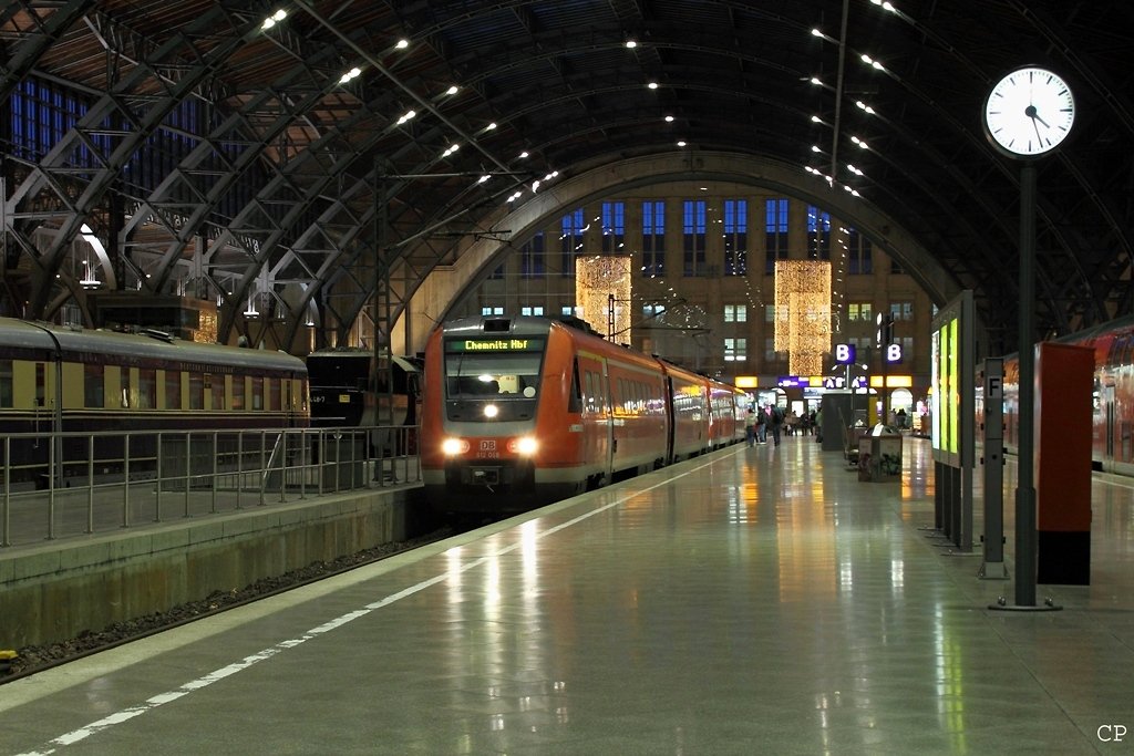612 068 und ein weitere 612er stehen am 28.11.2009 als RE 3743 nach Chemnitz Hbf bereit.