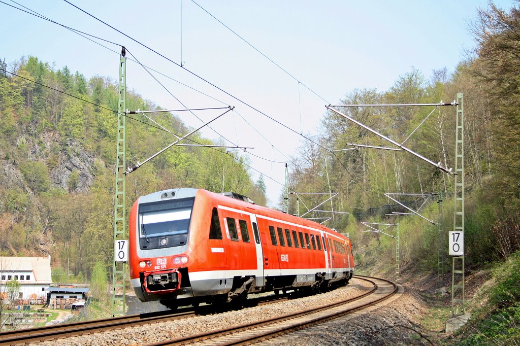 612 071 legt sich als RE->N�rnberg Hbf bei km 71.0 zwischen Tharandt und Edle Krone in die Kurve