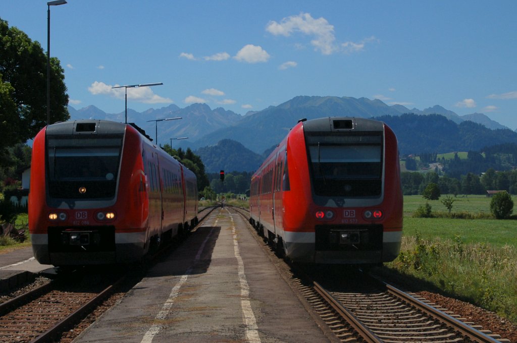 612 077 (Rechts) als RE 3937, Ulm Hbf - Oberstdorf & 612 086 (Links) als RE 3936, Oberstdorf - Ulm Hbf in Altsttten(Allgu). August 2010
