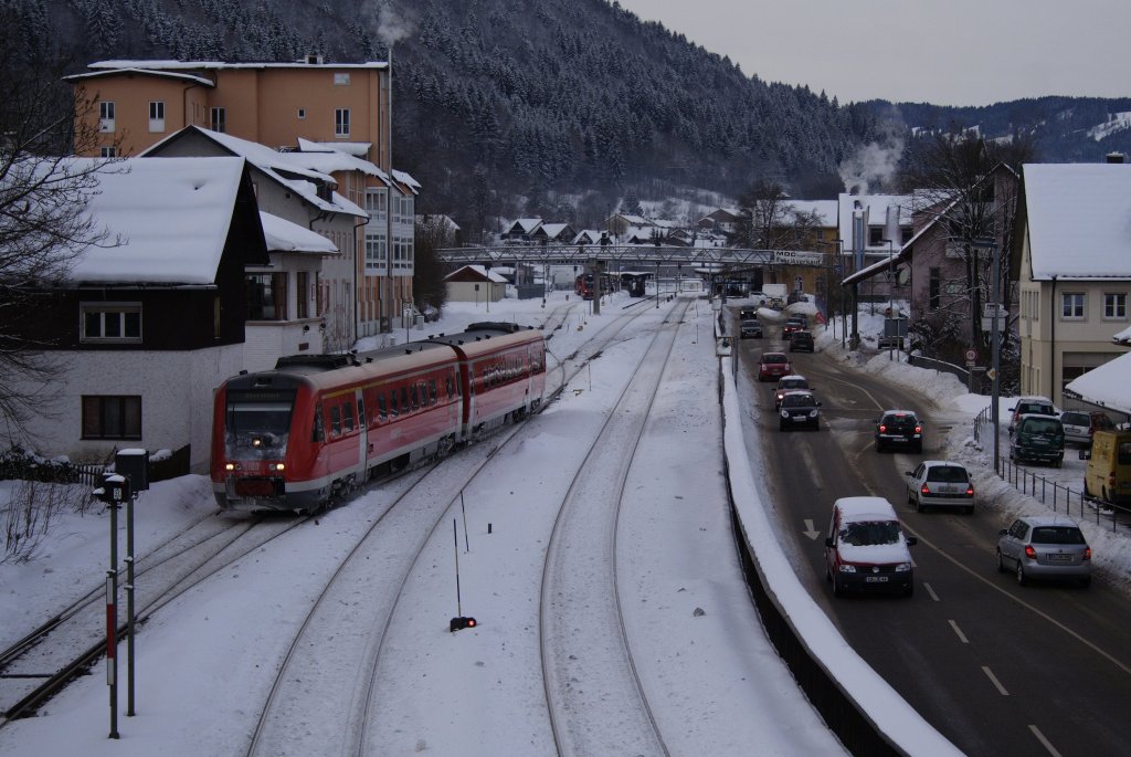 612 085 fhrt als RE nach Oberstdorf aus dem Immenstdter Bahnhof aus, 27.12.10