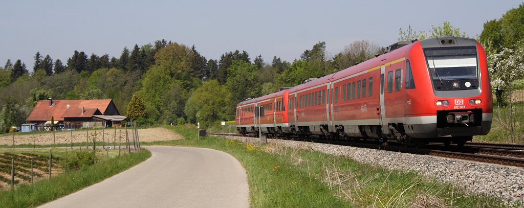 612 087 und 612 091 sind als RE auf dem Weg von Lindau nach Augsburg, bei Hhenreute, 22.04.11