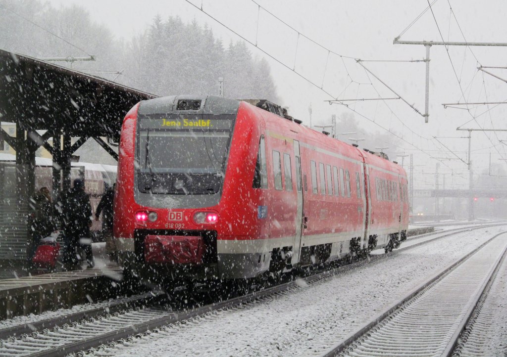 612 092 steht am 05. Januar 2012 als RE nach Jena Saalbf auf Gleis 2 in Kronach.