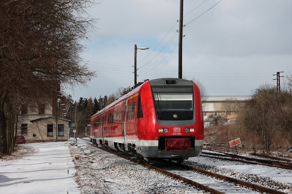 612 093/593 durchfhrt den Bf Pllwitz, an der KBS546, als RE3643 nach Regensburg, am 05.03.2010.