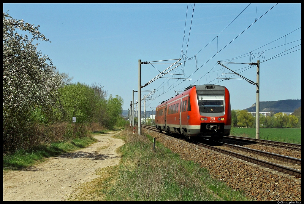612 097 ist am 28.04.2012 als Franken-Thringen-Express RE 4989 nach Lichtenfels im Einsatz, grade hat der Zug Jena verlassen. Eigentlich sollte auf dieser Verbindung bereits der Talent 2 fahren, aufgrund der Probleme bei der Zulassung der Fahrzeuge fhrt nun der VT 612 als Ersatz. 