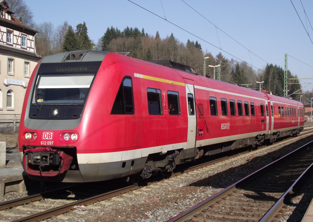 612 097 steht am 26. Februar 2011 als RB nach Lichtenfels auf Gleis 4 in Kronach.