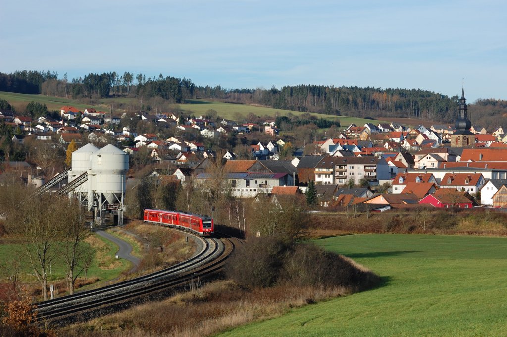 612 098 am 14.11.2010 bei der Ausfahrt aus Untersteinach (Bei Stadtsteinach)