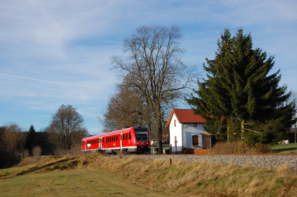 612 098 am 14.11.2010 beim Behelfsschrankenposten in Schdlas. 
