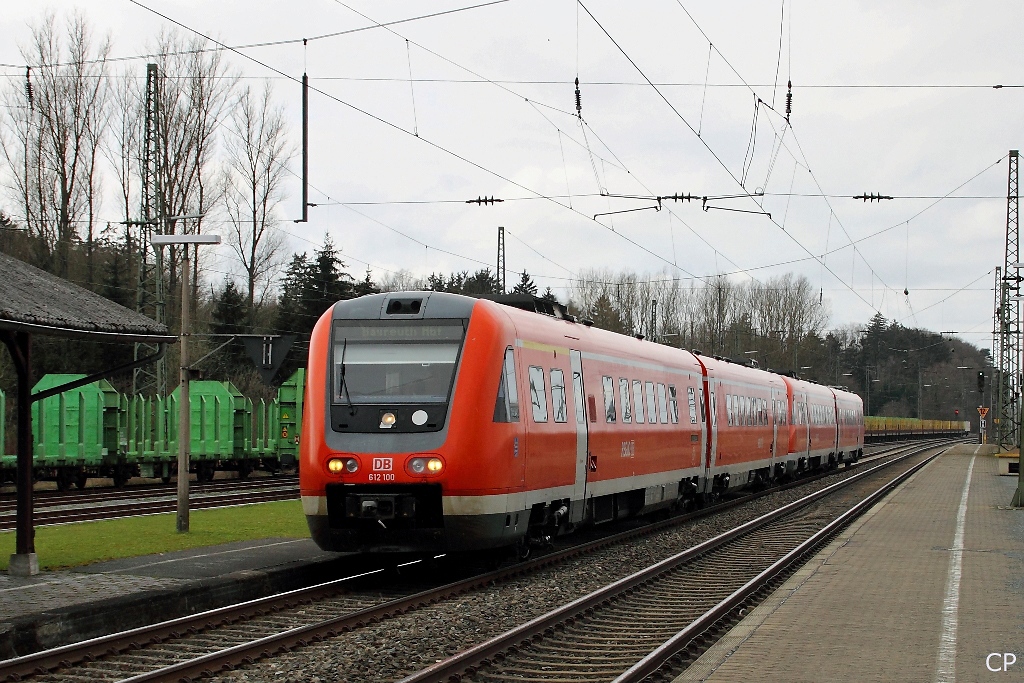 612 100 und ein weiterer 612er durchfahren am 27.3.2010 Hochstadt-Markzeuln. Ziel des RE ist Bayreuth.