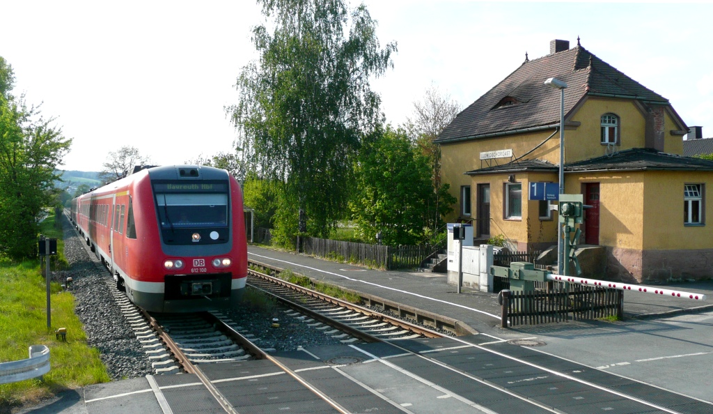 612 100 fhrt am 11.5.11 als RE nach Bayreuth am alten Empfangsgebude von Ludwigschorgast und dem bahnsteig Richtung Lichtenfels vorbei.