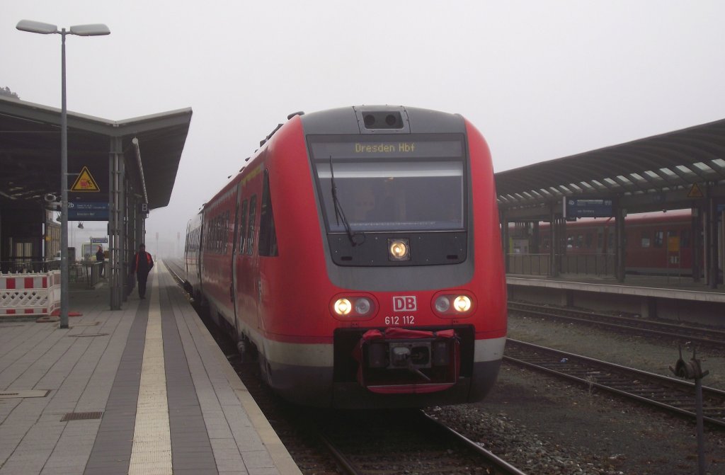 612 112 steht am 16. November 2011 als IRE nach Dresden Hbf im Hofer Hbf.