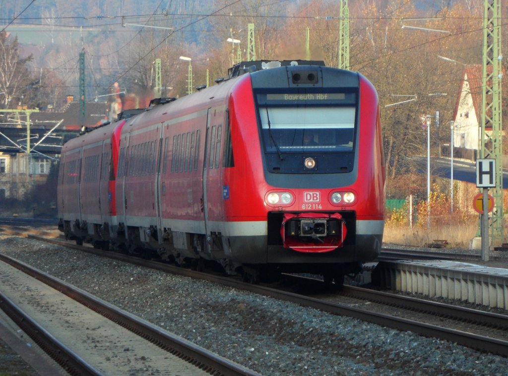 612 114 erreicht im November 2011 als RE nach Bayreuth Hbf den Bahnhof Kronach.