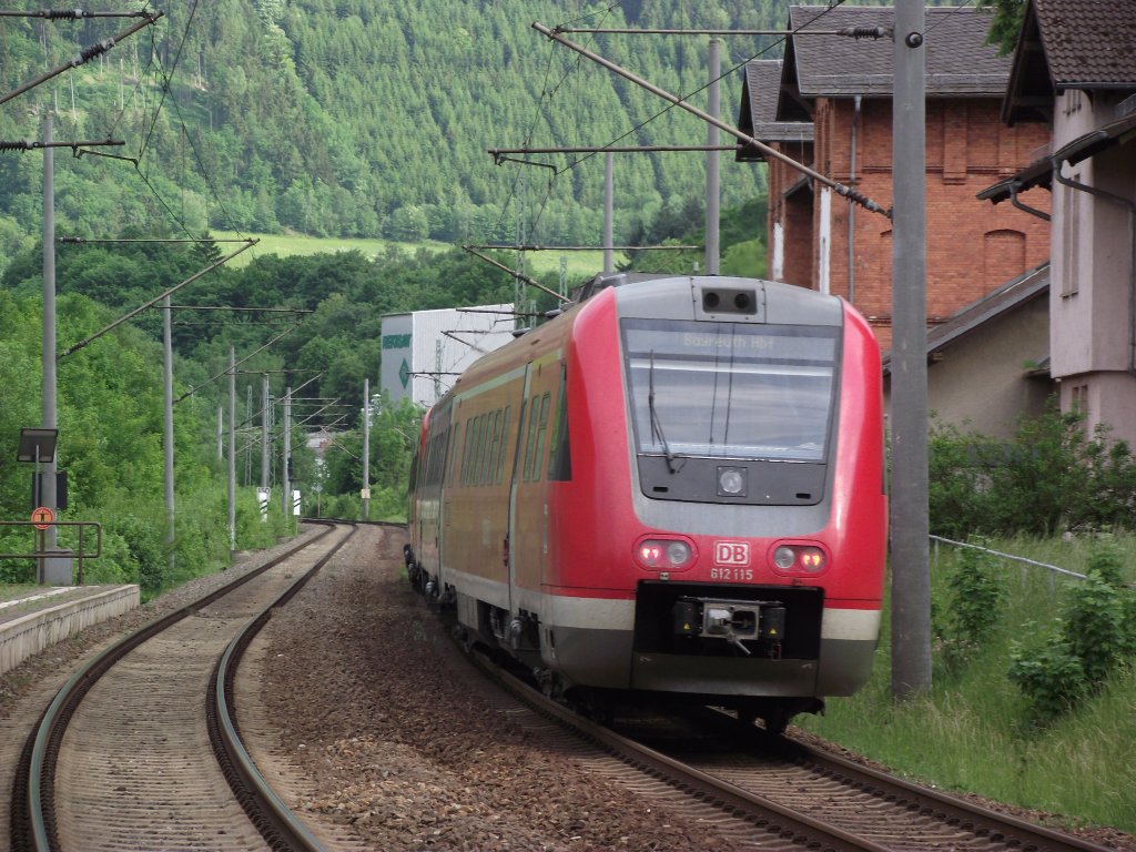 612 115 erreicht am 22. Mai 2011 als RE nach Bayreuth Hbf den Bahnhof Kaulsdorf (Saale).