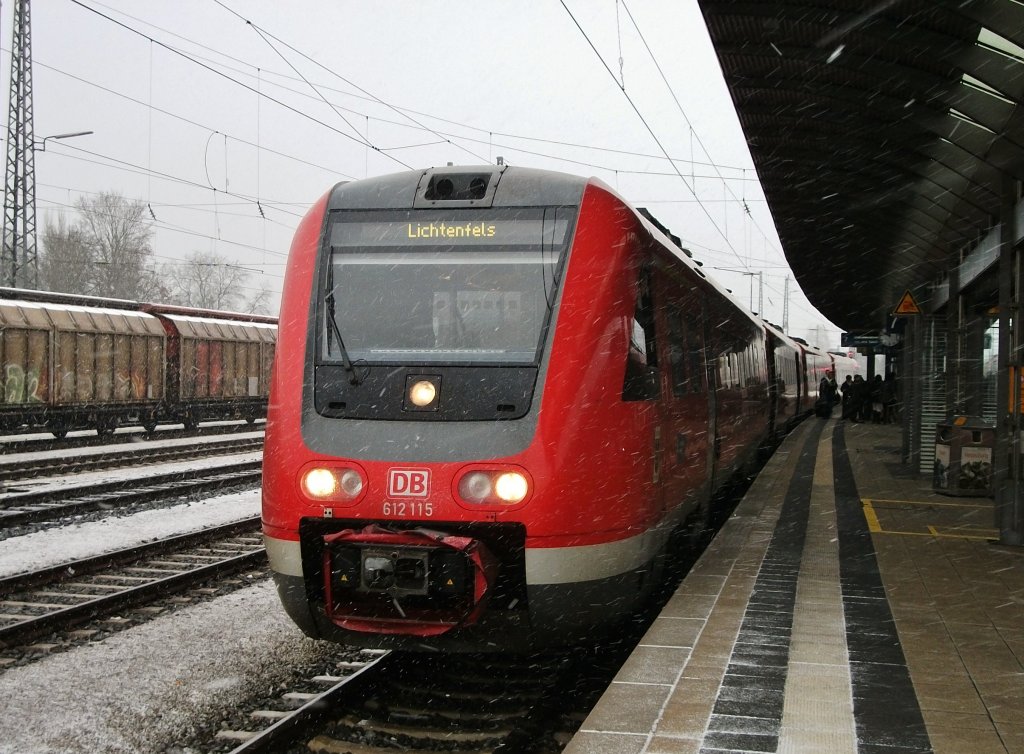612 115/615  Landkreis Kronach  steht am 21.Januar 2012 als RE 3483 von Jena Saalbahnhof im Bahnhof Lichtenfels.