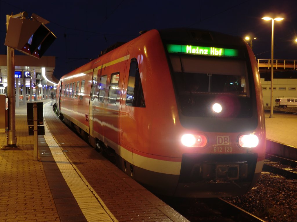 612-120 steht am 3.11.10 als RE 3341 nach Mainz Hbf im Startbahnhof Saarbr�cken Hbf.
 
