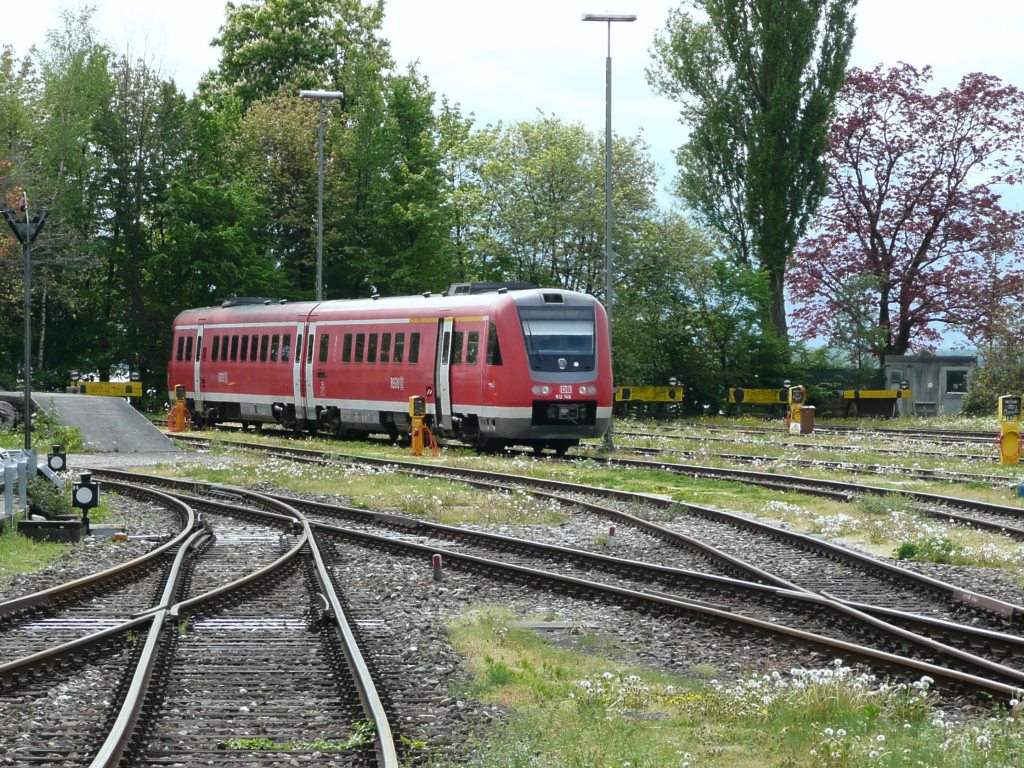 612 149 wartet am 3.5.10 in Lindau Hbf auf die Rckfahrt nach Nrnberg Hbf. 20 Meter hinter dem Triebwagen liegt schon das Ufer des Bodensees. 