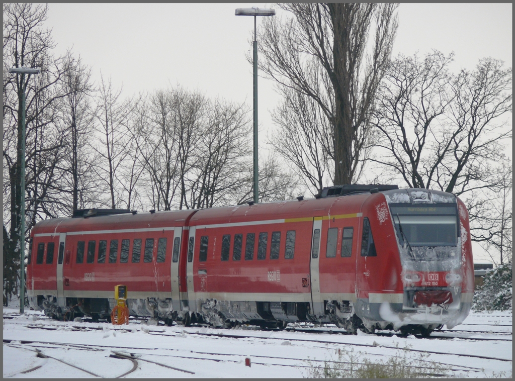 612 150 schlottert auch ganz schn bei dieser Klte auf dem Wartegleis in Lindau am Bodensee. (02.12.2010)