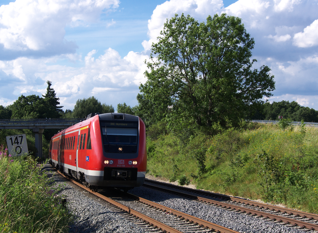 612 155 und 612 487 als IRE Dresden - N�rnberg im Vogtland bei Grobau unterwegs.  Dieses P�rchen f�hrt mit abgeschalteter Neigetechnik.  03.08.2012