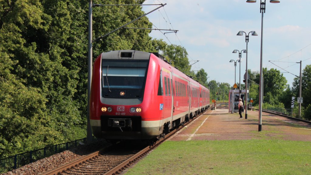 612 482 und 612 670 fahren am 08.07.2013 mit dem RE 3793 nach Dresden Hbf, hier durch Zwickau Plbitz.