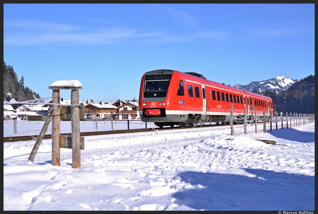 612 503/003 ist am sonnigen 23. Januar 2013 bei Langenwang im Allgu unterwegs.