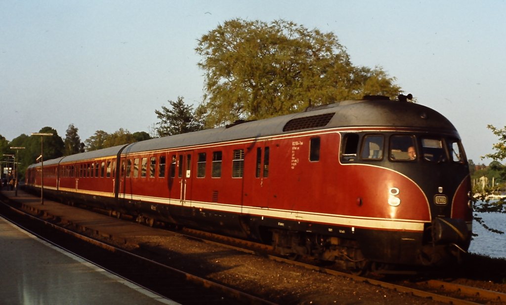 612 504-1 verlt Pln in Richtung Lbeck nach Kreuzung mit einem weiteren 612, der auf dem Weg nach Kiel ist.