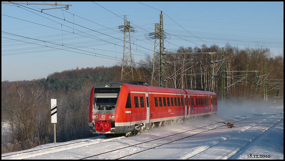 612 520 von Dresden nach Nrnberg wird in 7 Minuten Chemnitz Hauptbahnhof erreichen. Hier wirbelt er am 18.12.2010 bei wunderschnem Winterwetter ber die Gleise bei Niederwiesa. 