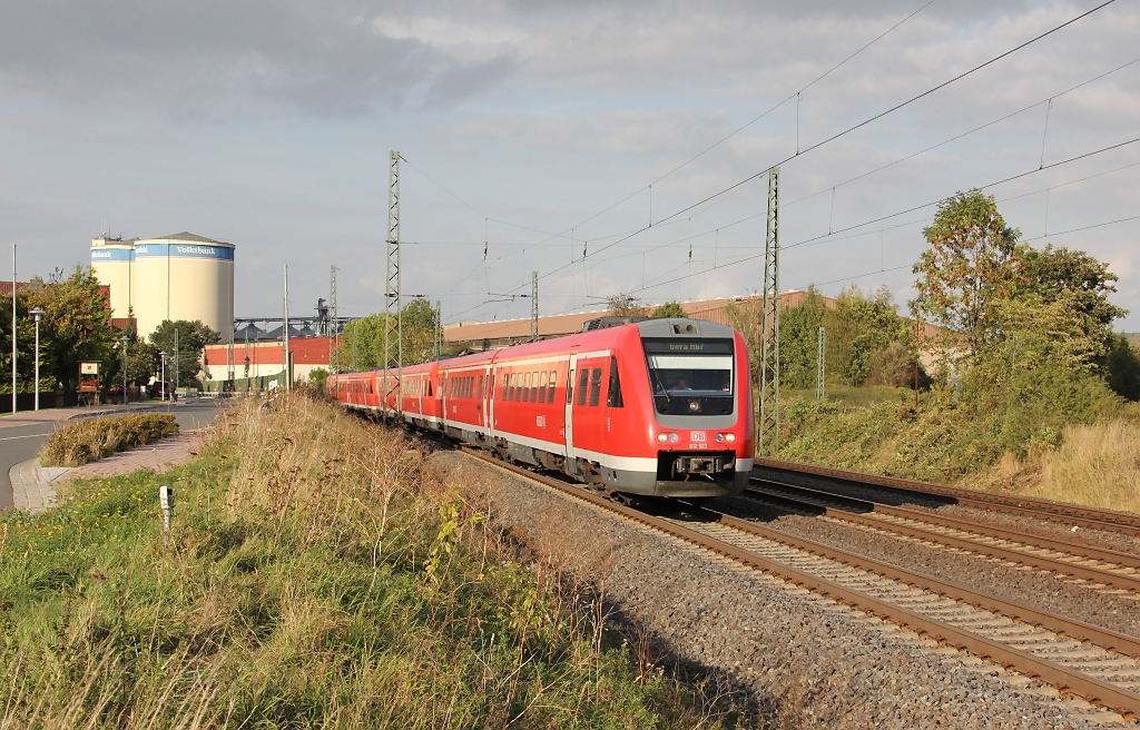 612 523 ist an dem Tag als Verst�rker RE Richtung Gera unterwegs um die Pilgermassen wieder nach hause zu bringen;-)
Aufgenommen am 23.09.2011 am Ortsrand von Obernjesa