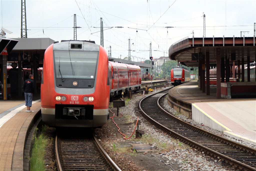 612 551 und 612 122 kurz vor der Abfahrt im Bhf. Saarbrcken am 26.5.2010