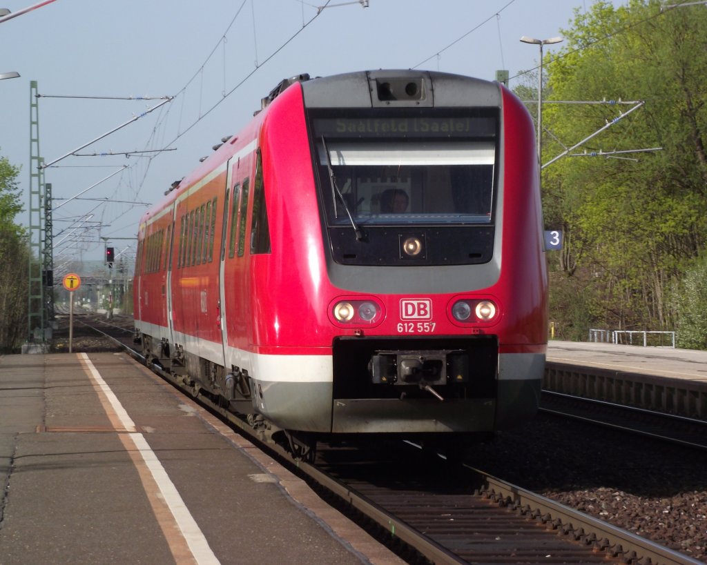 612 557 erreicht am 10. April 2011 als Regionalbahn von Bamberg nach Saalfeld den Bahnhof Bad Staffelstein auf Gleis 1.