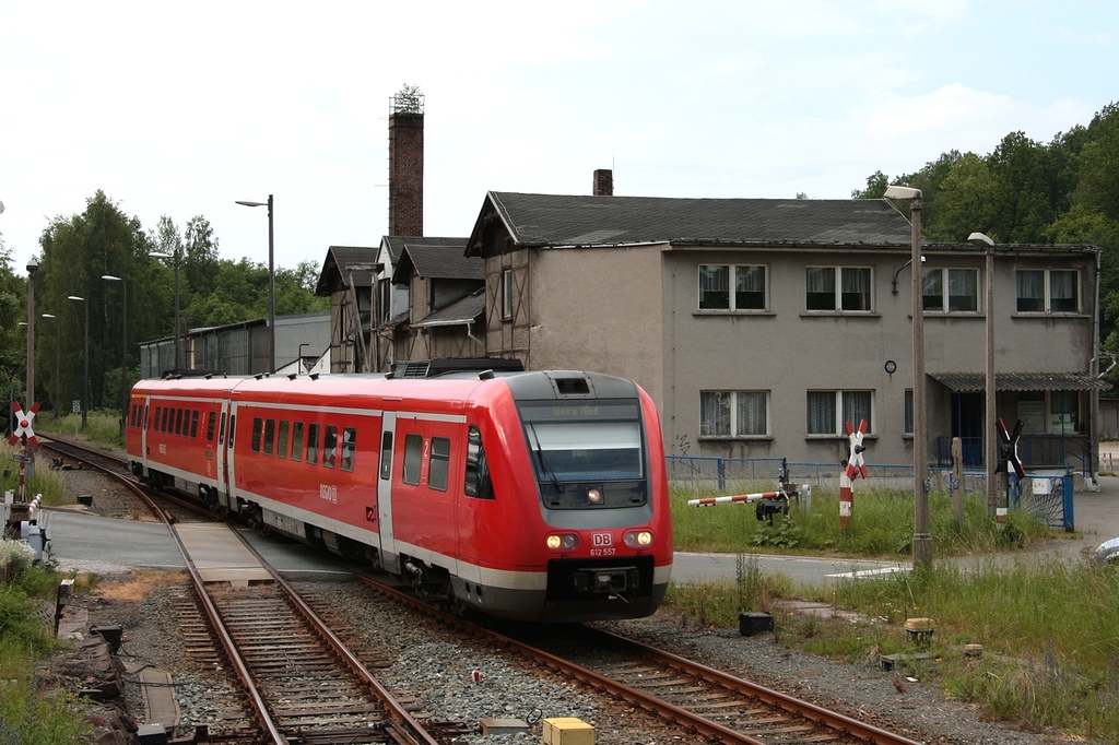 612 557/057 als RE3640 bei Einf. in Zeulenroda unt. Bf am 22.06.2010