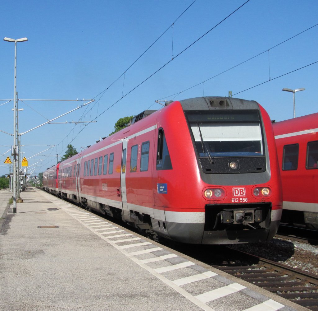 612 558 und ein weiterer 612er verlassen am 25. Mai 2012 als RE von Sonneberg nach Bamberg den Bahnhof Bad Staffelstein.