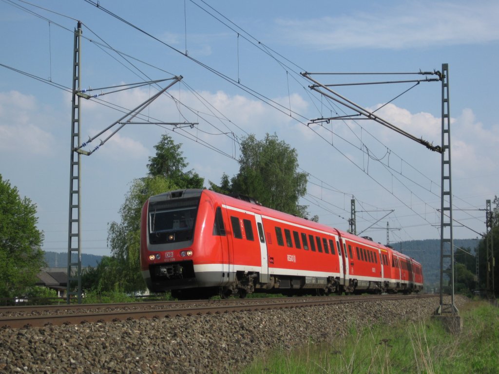 612 559 fuhr am 29.5.10 als RE 3490 nach Saalfeld. Kurz vor der Einfahrt des Bahnhofes Stockheim(Oberfr).