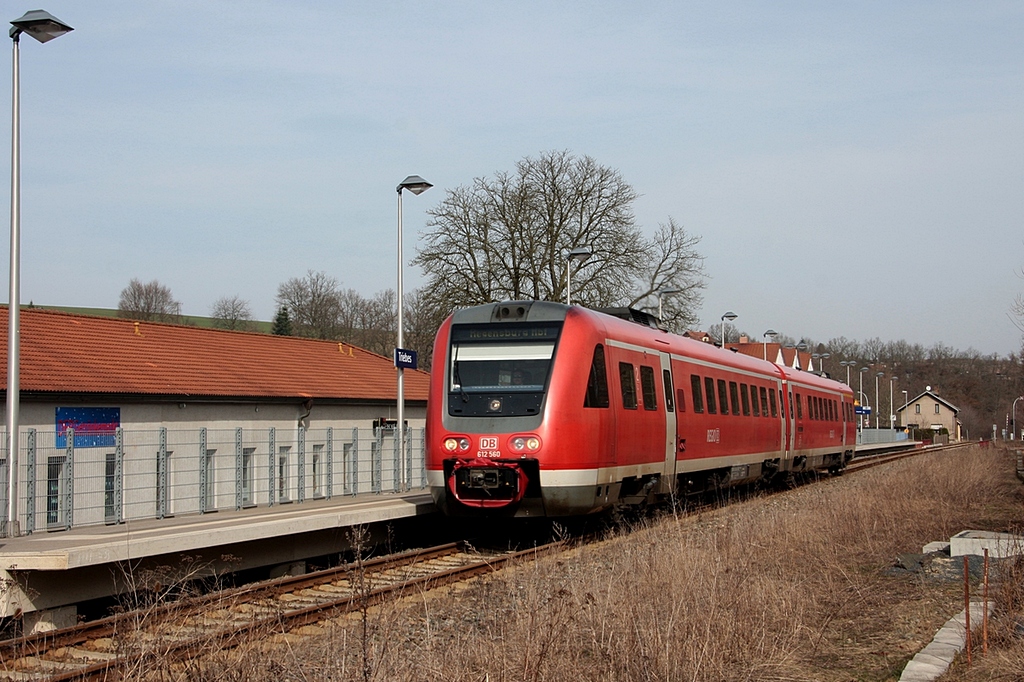 612 560/060 als RE3643 whrend des Haltes am Hp Triebes (24.03.2010)
