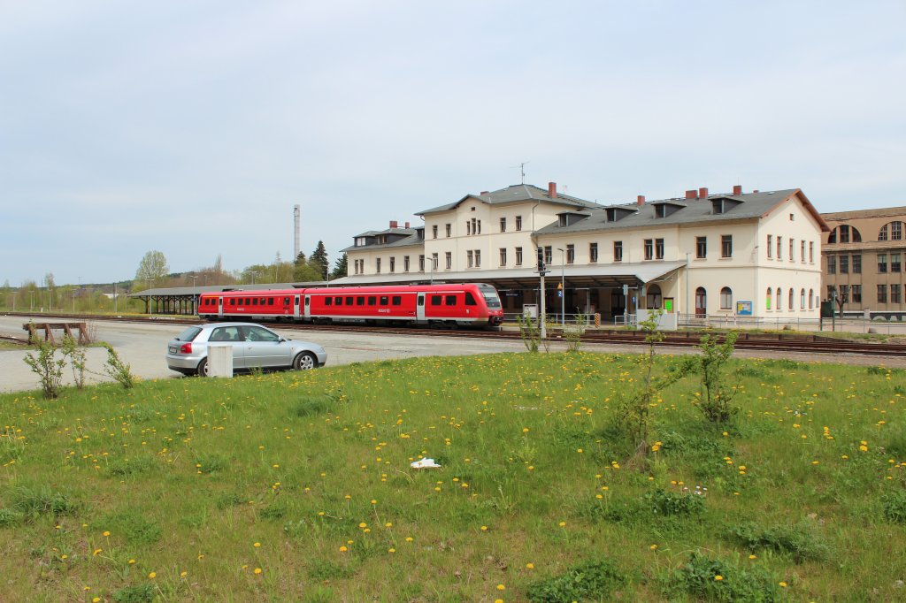 612 569-3 in Oelsnitz (Vogt) auf den Weg nach Adorf (Vogt).29.04.2012