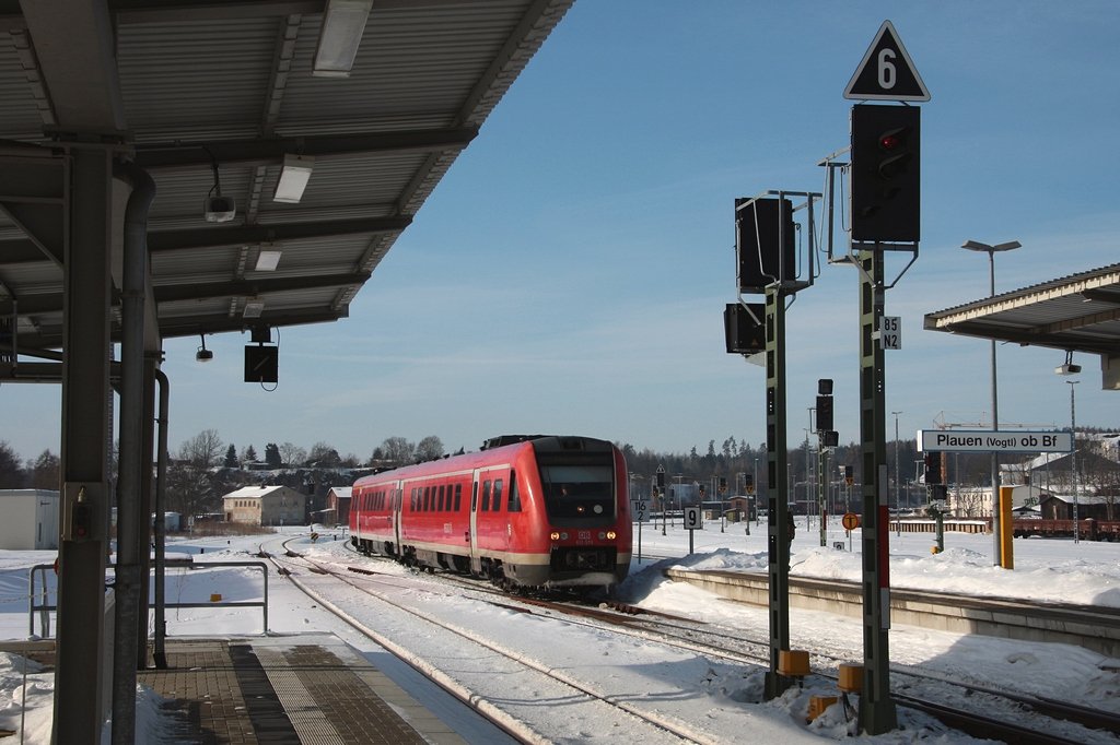 612 570/070 fährt am 17.02.2010, als RE3710 nach Leipzig, in Plauen ob. Bf ein.