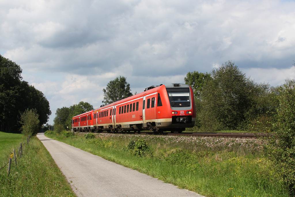 612 573 und ein weiterer 612 als RE 57614 am 10.08.2011 bei Biessenhofen.