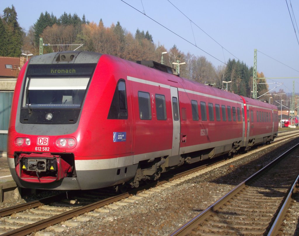 612 582 hat am 12. November 2011 soeben als RB aus Hochstadt-Marktzeuln den Endbahnhof Kronach auf Gleis 4 erreicht und darf nun eine zweistndige Wendepause hier genieen.