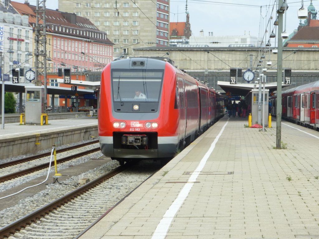 612 583 und zwei weitere Triebzüge standen am 23.Mai 2013 als RE nach Kempten(Allgäu) im Münchner Hbf.