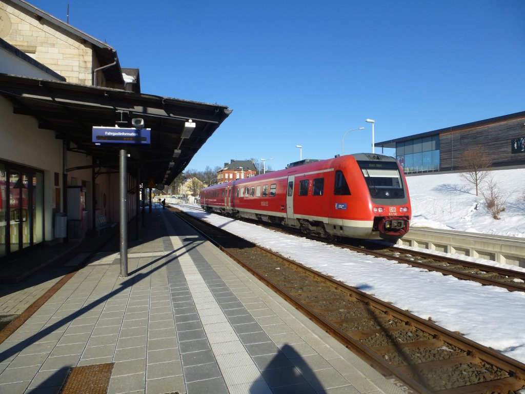 612 592 steht am 04.03.13 im Bahnhof Schwarzenbach/Saale als RE 3049 zur Weiterfahrt nach Hof Hauptbahnhof bereit.  