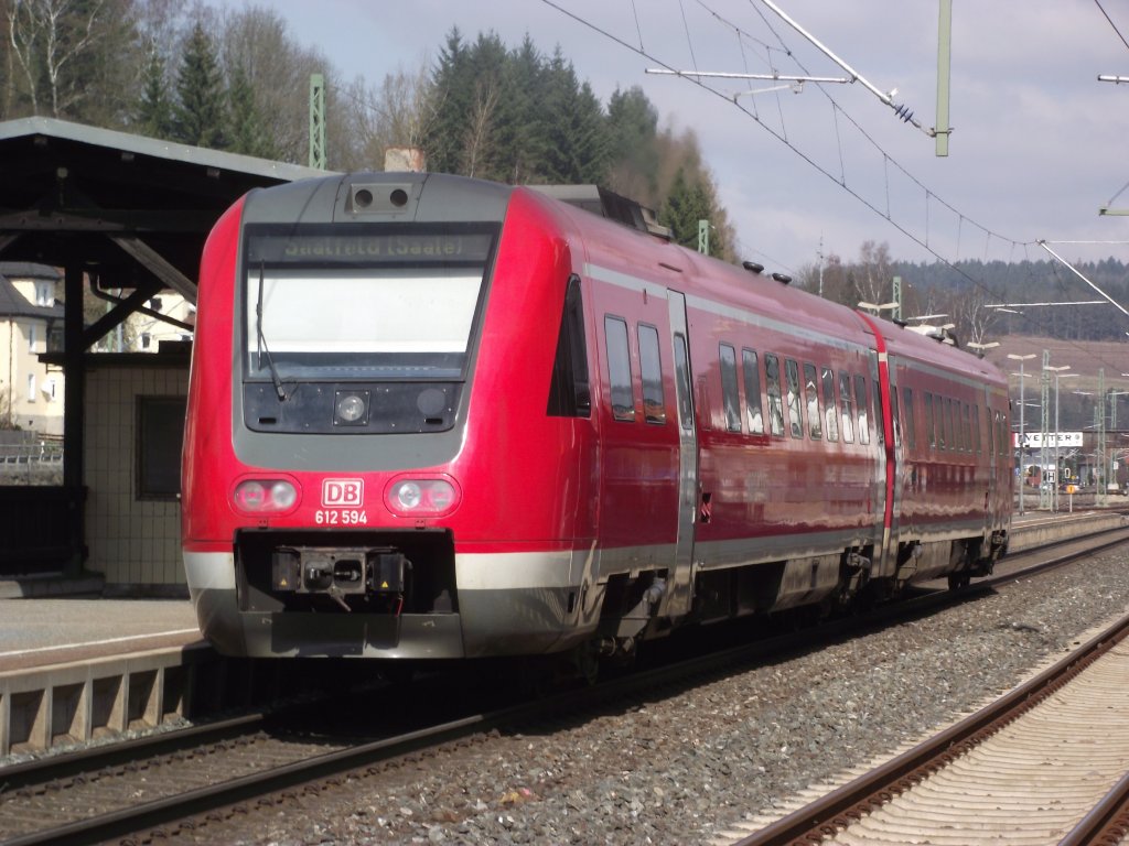 612 594 steht am 19. Mrz 2011 als Regionalbahn nach Saalfeld (Saale) auf Gleis 2 in Kronach.
